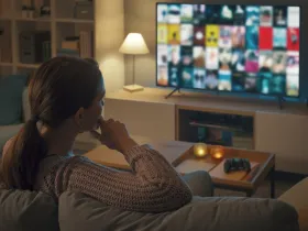 Kobieta wybierająca film na telewizorze