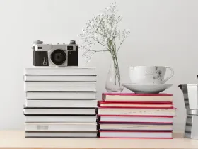 Aparat fotograficzny ustawiony na książkach