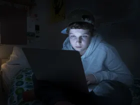 Młody chłopak korzystający z laptopa