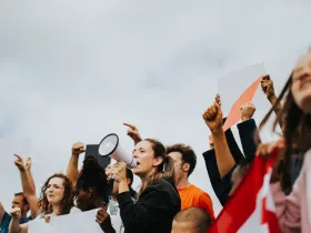 Protestujący ludzie