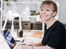 UX Designerka przy stanowisku komputerowym