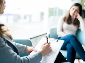 Psychoterapeutka podczas sesji z pacjentką