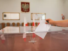 Człowiek wrzucający głos do urny