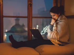 Kobieta oglądająca film na laptopie