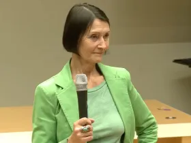 dr Ewa Woydyłło podczas wykładu