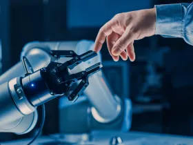 Dłoń człowieka i robota