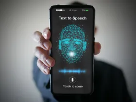 Dłoń trzymająca smartfona z modelem AI