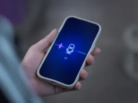 Człowiek trzymający w dłoni smartfona