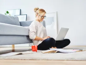 Kobieta pracująca na laptopie