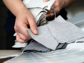 Dłoń trzymająca próbki materiałów