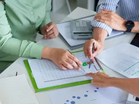 Ludzie pracujący nad projektem