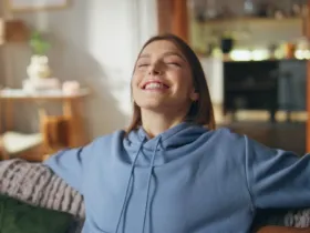 Uśmiechnięta kobieta na kanapie