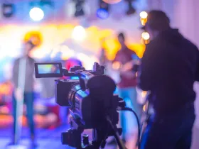 Kamera telewizyjna w tle widać ekipę filmową
