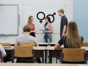 Nauczycielka prowadząca lekcje edukacji seksualnej
