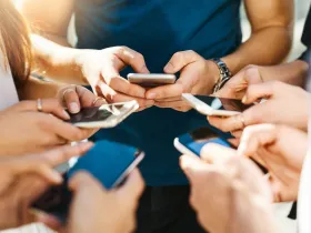 Grupa ludzi ze smartfonami w dłoniach