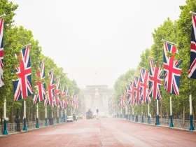 Ulica prowadząca do Pałacu Buckingham przystrojona flagami Wielkiej Brtyanii