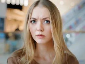 Kobieta patrząca na wprost