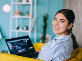 Kobieta pracująca przy laptopie