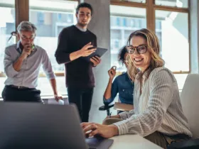 Pracownicy biurowi pracujący nad projektem