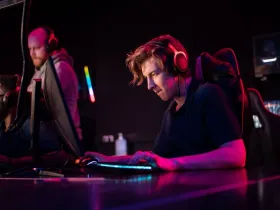 Gracz podczas e-sportowego meczu