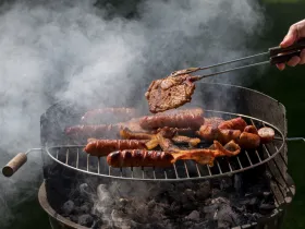 Grill z mięsem na ruszcie