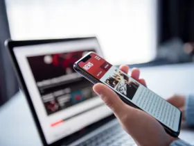 Człowiek czytający wiadomości na smartfonie