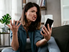 Zdenerwowana kobieta krzyczy na telefon