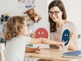 Psychoterapeutka pracująca z dzieckiem
