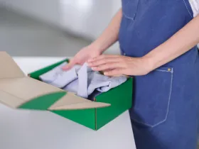 Kobieta pakująca zamówienie do kartonu