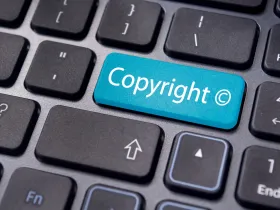 Klawisz klawiatury z napisem Copyright
