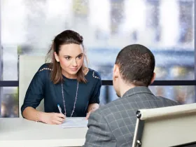 Szefowa przeprowadzająca ocenę pracowniczą