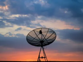 Satelita na tle zachodzącego słońca
