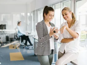 Dwie kobiety rozmawiające w biurze