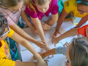 Grupa dzieci pracująca nad projektem