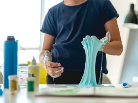 Kobieta podczas robienia slime'a
