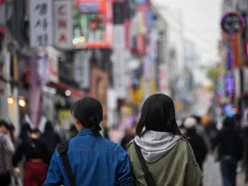 Młode kobiety spacerujące po koreańskim mieście