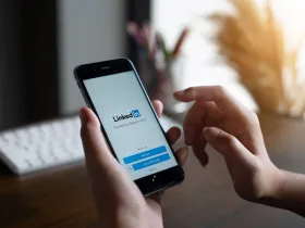 Osoba trzymająca smartfona z aplikacją LinkedIn