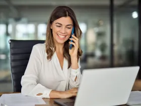 Kobieta w biurze rozmawiająca przez telefon