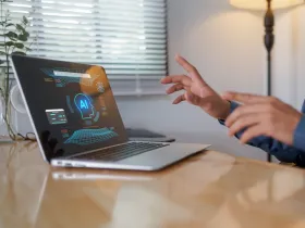 Laptop z napisem „AI” na ekranie