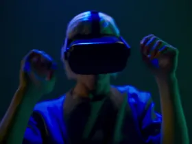 Mężczyzna w goglach VR