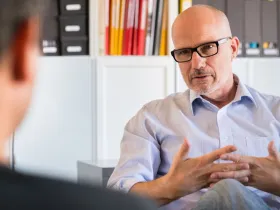Psychoterapeuta podczas sesji z pacjentem