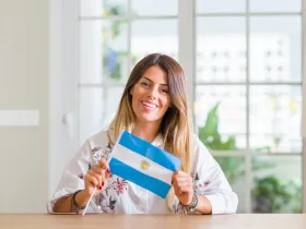 Młoda kobieta trzymająca flagę Argentyny