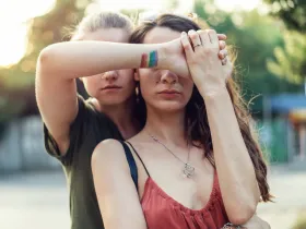 Para kobiet z tęczą namalowaną na nadgarstku