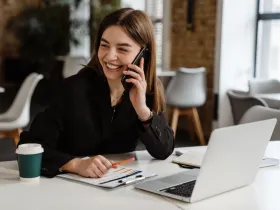 Kobieta rozmawiająca przez telefon w biurze