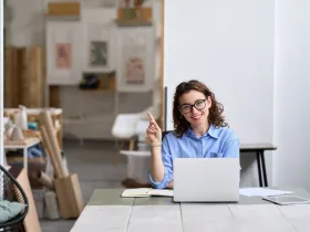 Kobieta pracująca przy laptopie