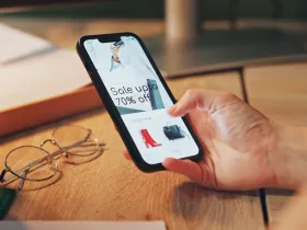 Smartfon, na którym wyświetla się reklama