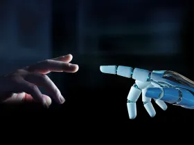 Dłoń człowieka i dłoń robota