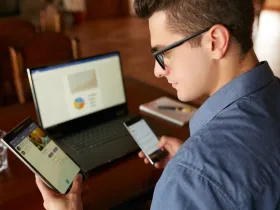 Mężczyzna korzystający z internetu