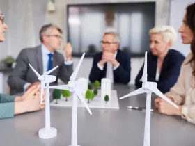Zespół omawiający odnawialne źródła energii