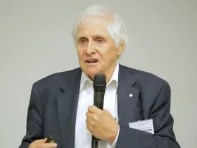 Prof. Vetulani podczas wykładu